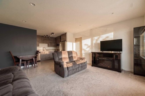 318 Lynx Road North, Lethbridge, AB - Indoor Photo Showing Living Room