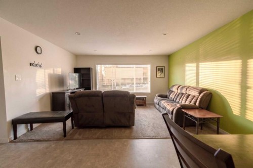 318 Lynx Road North, Lethbridge, AB - Indoor Photo Showing Living Room