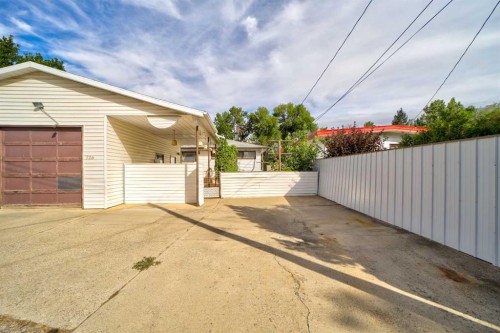 726 10 Avenue South, Lethbridge, AB 