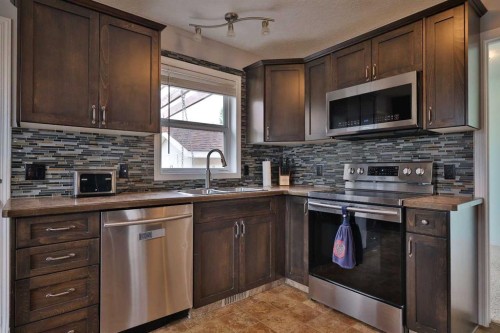 4602 6 Street, Coalhurst, AB - Indoor Photo Showing Kitchen With Double Sink