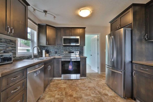 4602 6 Street, Coalhurst, AB - Indoor Photo Showing Kitchen With Upgraded Kitchen