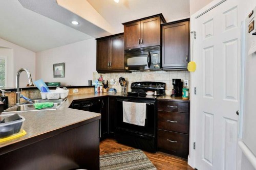 334 Keystone Lane West, Lethbridge, AB - Indoor Photo Showing Kitchen With Double Sink