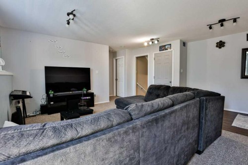 334 Keystone Lane West, Lethbridge, AB - Indoor Photo Showing Living Room