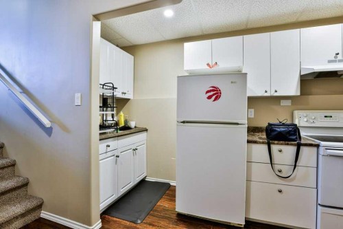 334 Keystone Lane West, Lethbridge, AB - Indoor Photo Showing Kitchen