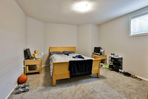 334 Keystone Lane West, Lethbridge, AB - Indoor Photo Showing Bedroom