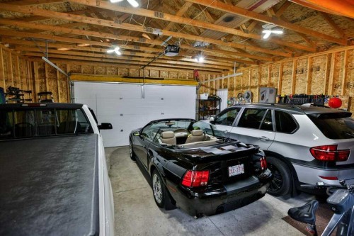 334 Keystone Lane West, Lethbridge, AB - Indoor Photo Showing Garage