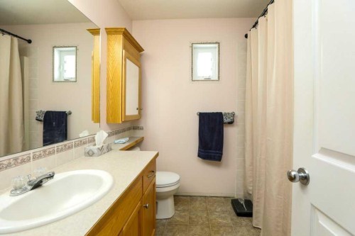 644 Aberdeen Crescent West, Lethbridge, AB - Indoor Photo Showing Bathroom