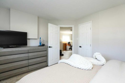 644 Aberdeen Crescent West, Lethbridge, AB - Indoor Photo Showing Bedroom