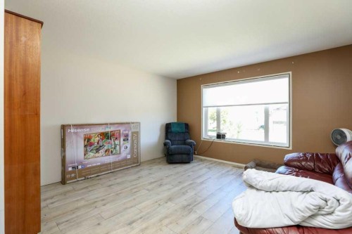644 Aberdeen Crescent West, Lethbridge, AB - Indoor Photo Showing Living Room
