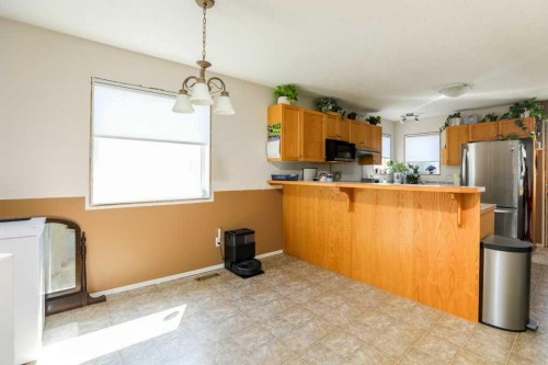 644 Aberdeen Crescent West, Lethbridge, AB - Indoor Photo Showing Kitchen