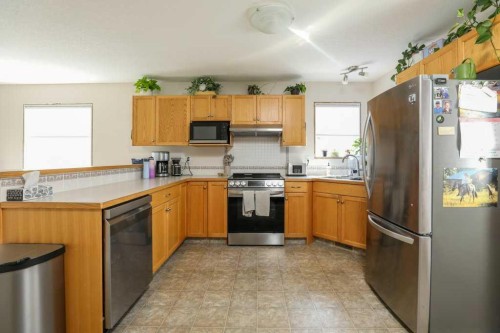 644 Aberdeen Crescent West, Lethbridge, AB - Indoor Photo Showing Kitchen