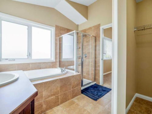 17 Coalbanks Link West, Lethbridge, AB - Indoor Photo Showing Bathroom