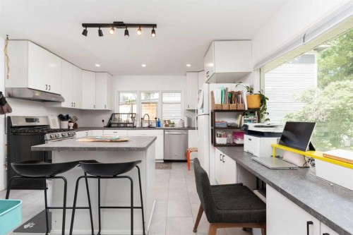 910 8 Street South, Lethbridge, AB - Indoor Photo Showing Kitchen