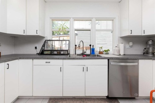 910 8 Street South, Lethbridge, AB - Indoor Photo Showing Kitchen