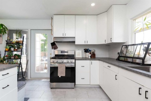 910 8 Street South, Lethbridge, AB - Indoor Photo Showing Kitchen