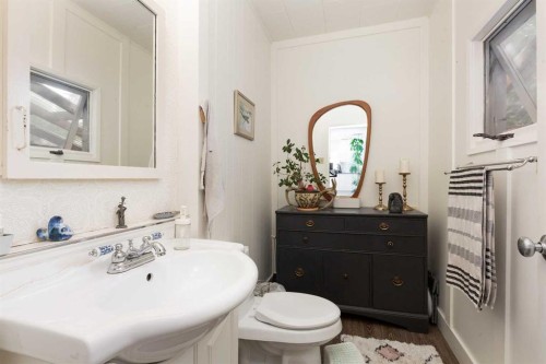 910 8 Street South, Lethbridge, AB - Indoor Photo Showing Bathroom