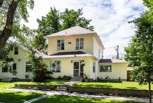 910 8 Street South, Lethbridge, AB - Outdoor
