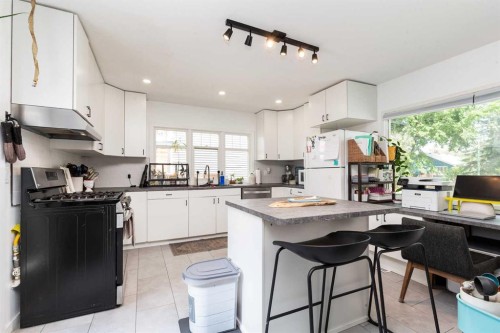 910 8 Street South, Lethbridge, AB - Indoor Photo Showing Kitchen