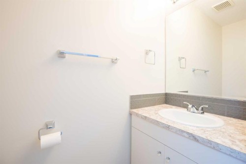 19 Chilcotin Lane West, Lethbridge, AB - Indoor Photo Showing Bathroom