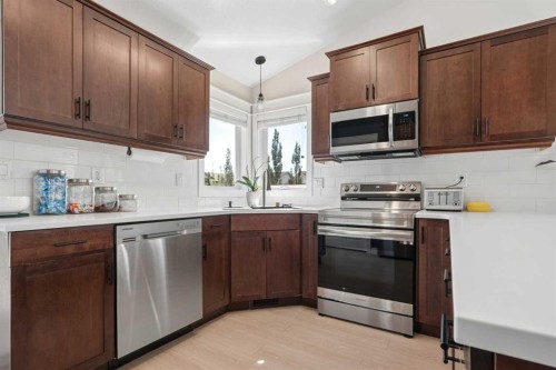 27 Firelight Way West, Lethbridge, AB - Indoor Photo Showing Kitchen