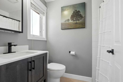 27 Firelight Way West, Lethbridge, AB - Indoor Photo Showing Bathroom