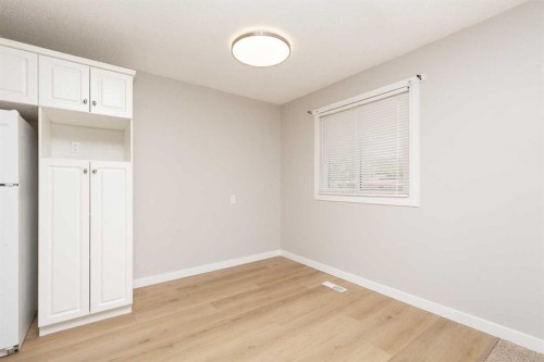 13-5 Acadia Road West, Lethbridge, AB - Indoor Photo Showing Other Room