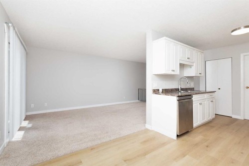 13-5 Acadia Road West, Lethbridge, AB - Indoor Photo Showing Kitchen