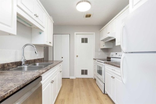 13-5 Acadia Road West, Lethbridge, AB - Indoor Photo Showing Kitchen With Double Sink