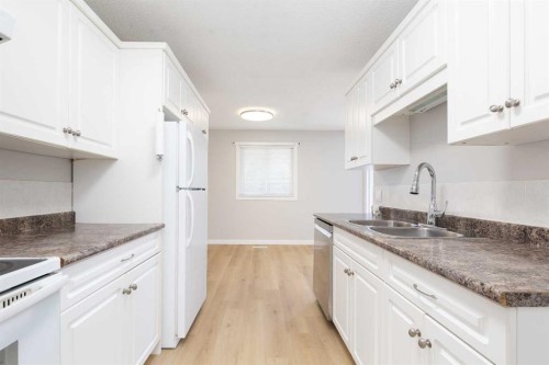 13-5 Acadia Road West, Lethbridge, AB - Indoor Photo Showing Kitchen With Double Sink