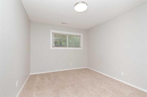 13-5 Acadia Road West, Lethbridge, AB - Indoor Photo Showing Other Room