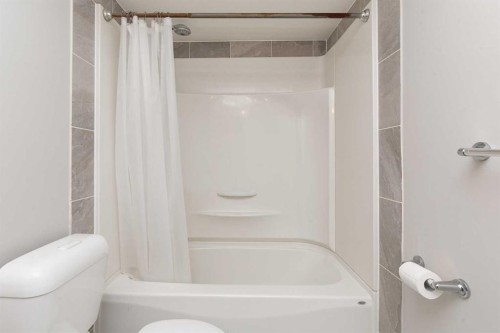13-5 Acadia Road West, Lethbridge, AB - Indoor Photo Showing Bathroom