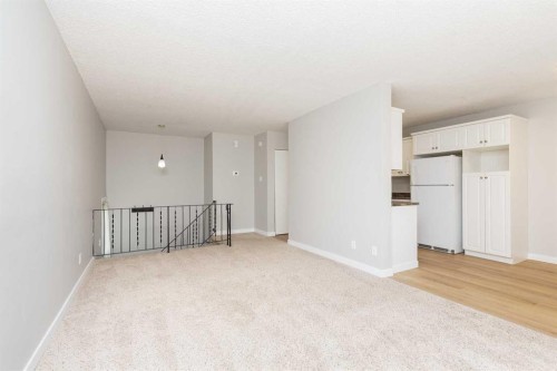 13-5 Acadia Road West, Lethbridge, AB - Indoor Photo Showing Other Room