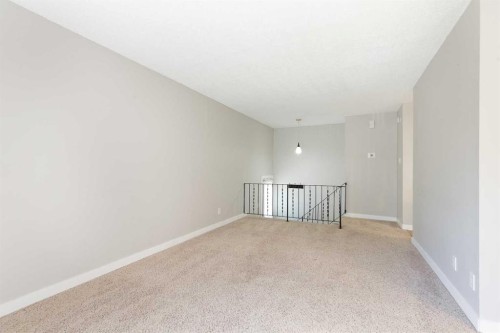 13-5 Acadia Road West, Lethbridge, AB - Indoor Photo Showing Other Room