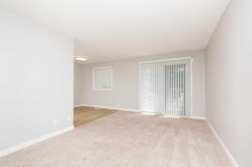 13-5 Acadia Road West, Lethbridge, AB - Indoor Photo Showing Other Room
