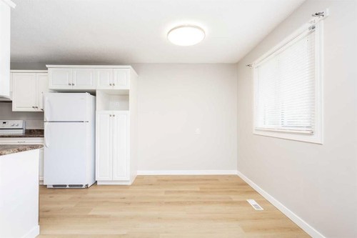 13-5 Acadia Road West, Lethbridge, AB - Indoor