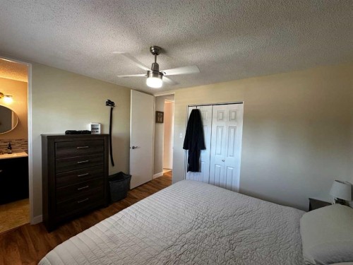 129 Greenview Close North, Lethbridge, AB - Indoor Photo Showing Bedroom