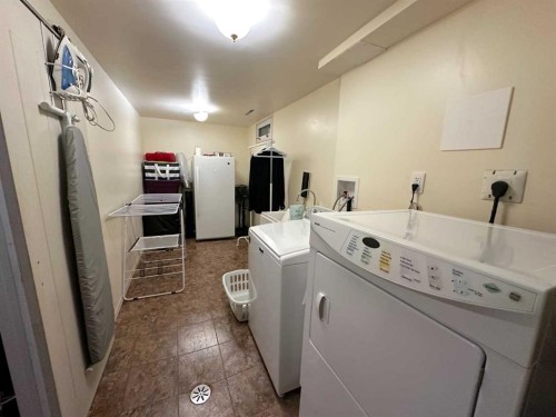 129 Greenview Close North, Lethbridge, AB - Indoor Photo Showing Laundry Room