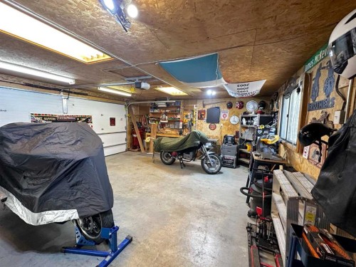 129 Greenview Close North, Lethbridge, AB - Indoor Photo Showing Garage
