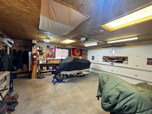 129 Greenview Close North, Lethbridge, AB - Indoor Photo Showing Garage