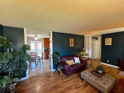 129 Greenview Close North, Lethbridge, AB - Indoor Photo Showing Living Room