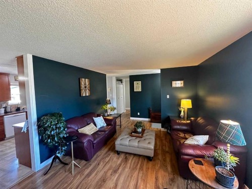 129 Greenview Close North, Lethbridge, AB - Indoor Photo Showing Living Room