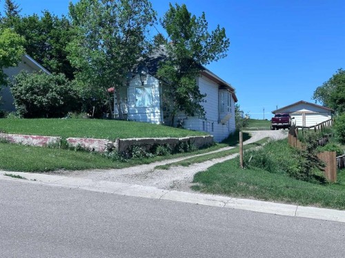 61 2 Avenue East, Cardston, AB - Outdoor
