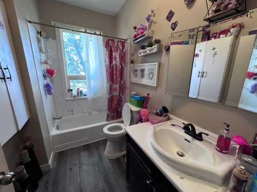 61 2 Avenue East, Cardston, AB - Indoor Photo Showing Bathroom