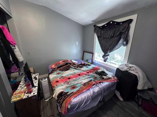 61 2 Avenue East, Cardston, AB - Indoor Photo Showing Bedroom