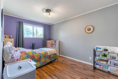 27 Laval Boulevard West, Lethbridge, AB - Indoor Photo Showing Bedroom