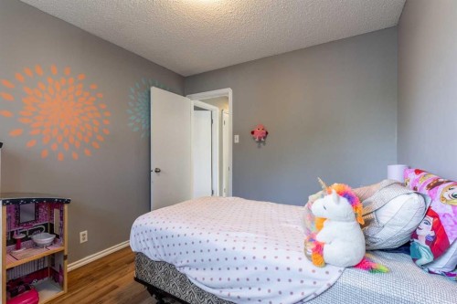 27 Laval Boulevard West, Lethbridge, AB - Indoor Photo Showing Bedroom