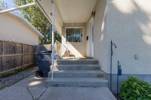 27 Laval Boulevard West, Lethbridge, AB - Outdoor With Exterior