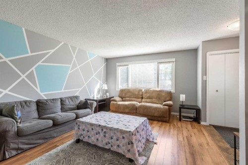 27 Laval Boulevard West, Lethbridge, AB - Indoor Photo Showing Living Room
