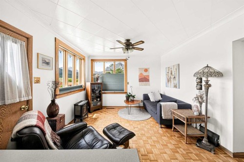 7826 22 Avenue, Coleman, AB - Indoor Photo Showing Living Room