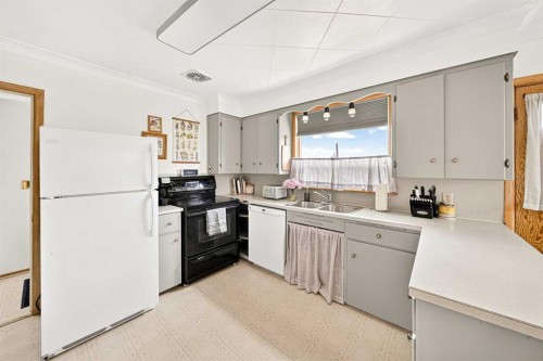 7826 22 Avenue, Coleman, AB - Indoor Photo Showing Kitchen With Double Sink